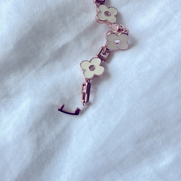 White flower rose gold bracelet - Picture 3 of 3